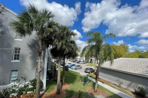 Condo in Pembroke Pines, Florida, 2 bedrooms  № 2020674 - photo 18