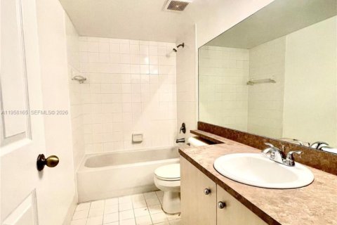 Condo in Pembroke Pines, Florida, 2 bedrooms  № 2020674 - photo 16