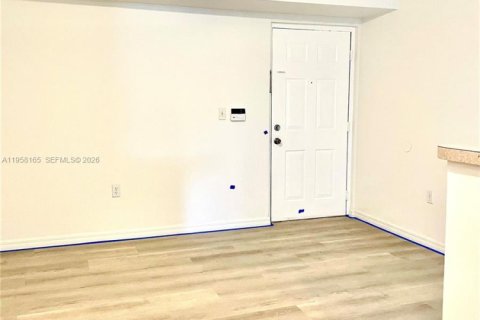 Condo in Pembroke Pines, Florida, 2 bedrooms  № 2020674 - photo 9