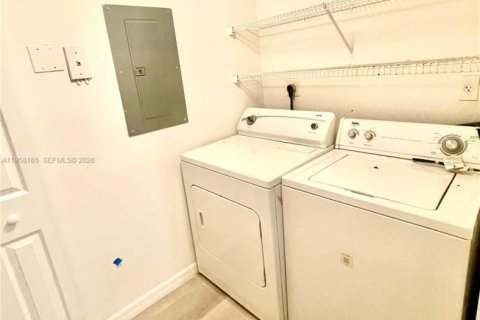 Condo in Pembroke Pines, Florida, 2 bedrooms  № 2020674 - photo 11