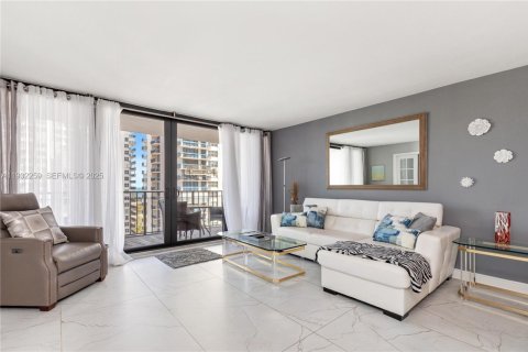 Condominio en alquiler en Hollywood, Florida, 2 dormitorios, 99.41 m2 № 1990680 - foto 1