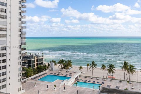 Condominio en alquiler en Hollywood, Florida, 2 dormitorios, 99.41 m2 № 1990680 - foto 5