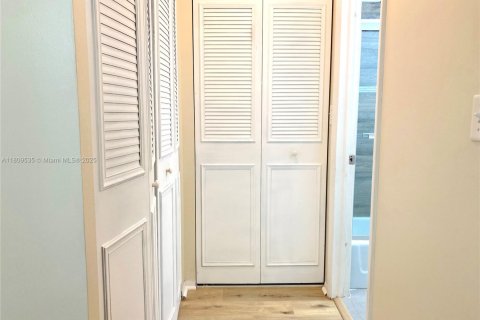 Купить кондоминиум в Лодерхилл, Флорида 2 спальни, 117.06м2, № 1978514 - фото 18