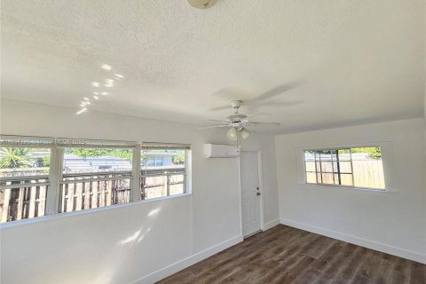 House in Hollywood, Florida 3 bedrooms, 111.48 sq.m. № 1948777 - photo 13