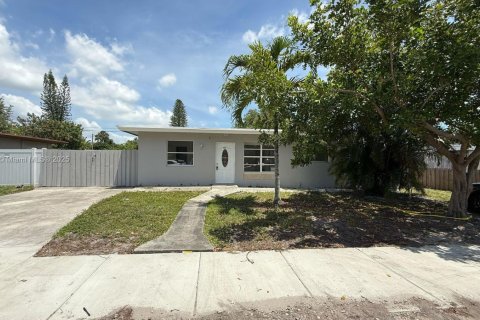 House in Hollywood, Florida 3 bedrooms, 111.48 sq.m. № 1948777 - photo 1
