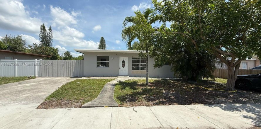 House in Hollywood, Florida 3 bedrooms, 111.48 sq.m. № 1948777
