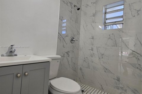 House in Hollywood, Florida 3 bedrooms, 111.48 sq.m. № 1948777 - photo 2