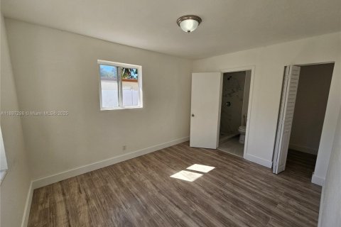 House in Hollywood, Florida 3 bedrooms, 111.48 sq.m. № 1948777 - photo 10