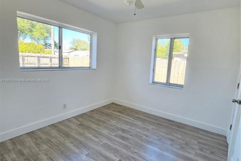 House in Hollywood, Florida 3 bedrooms, 111.48 sq.m. № 1948777 - photo 5