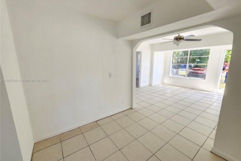 House in Hollywood, Florida 3 bedrooms, 111.48 sq.m. № 1948777 - photo 9