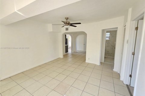 House in Hollywood, Florida 3 bedrooms, 111.48 sq.m. № 1948777 - photo 7