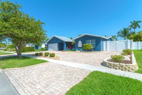 House in Deerfield Beach, Florida 3 bedrooms, 166.3 sq.m. № 2308045