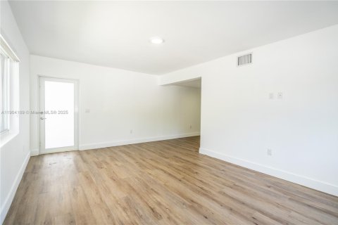 Снять в аренду квартиру в Норт-Бей-Виллидж, Флорида 1 спальня, 56.67м2, № 1954630 - фото 4