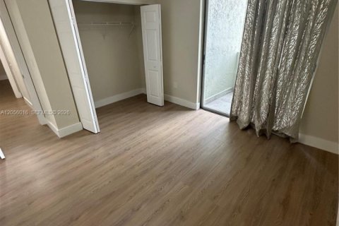 Condo in Hialeah Gardens, Florida, 3 bedrooms  № 2172829 - photo 13