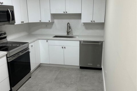 Condo in Hialeah Gardens, Florida, 3 bedrooms  № 2172829 - photo 2