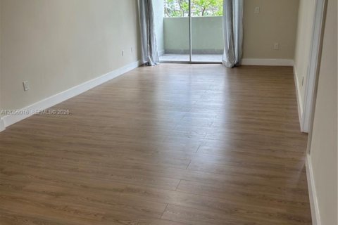 Condo in Hialeah Gardens, Florida, 3 bedrooms  № 2172829 - photo 5