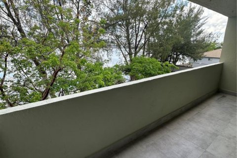 Condo in Hialeah Gardens, Florida, 3 bedrooms  № 2172829 - photo 14