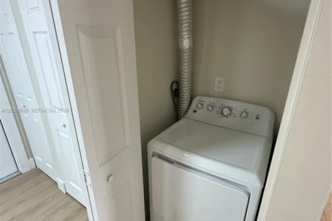 Condo in Hialeah Gardens, Florida, 3 bedrooms  № 2172829 - photo 4