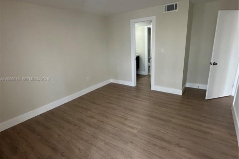 Condo in Hialeah Gardens, Florida, 3 bedrooms  № 2172829 - photo 6