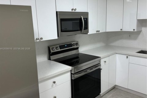 Condo in Hialeah Gardens, Florida, 3 bedrooms № 2172829