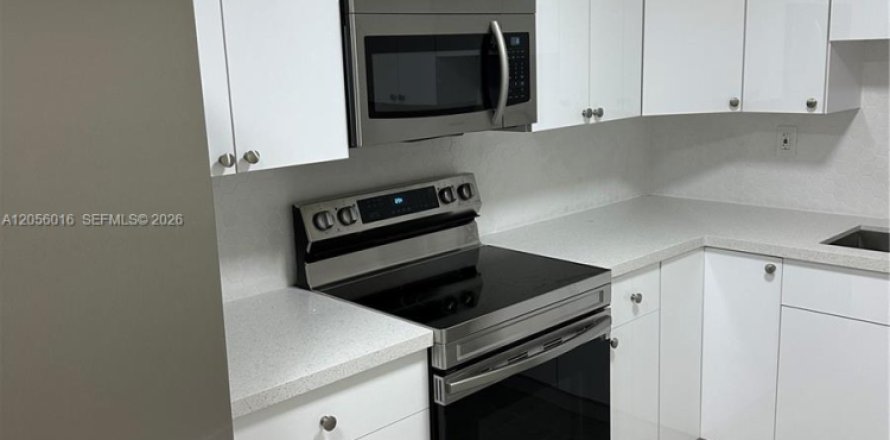 Condo in Hialeah Gardens, Florida, 3 bedrooms  № 2172829