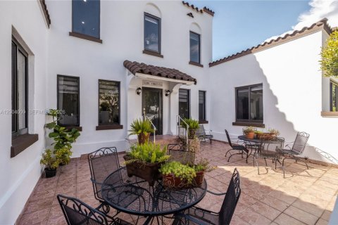 Купить виллу или дом в Майами, Флорида 5 спален, 190.45м2, № 2068809 - фото 3