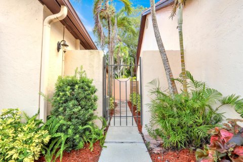 House in Palm Beach Gardens, Florida 3 bedrooms, 137.5 sq.m. № 2184102 - photo 3