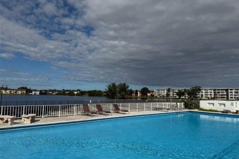 Condo in Miami, Florida, 2 bedrooms  № 1752318 - photo 25