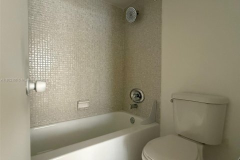 Condo in Miami, Florida, 2 bedrooms  № 1752318 - photo 14