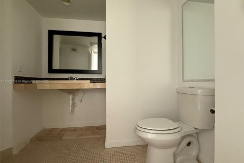 Condo in Miami, Florida, 2 bedrooms  № 1752318 - photo 17