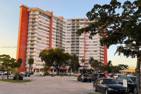 Condo in Miami, Florida, 2 bedrooms  № 1752318 - photo 1