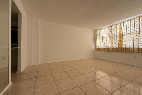 Condo in Miami, Florida, 2 bedrooms  № 1752318 - photo 16