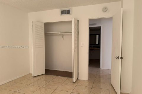 Condo in Miami, Florida, 2 bedrooms  № 1752318 - photo 12