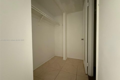 Condo in Miami, Florida, 2 bedrooms  № 1752318 - photo 15