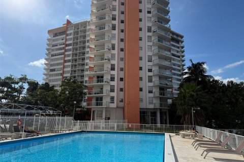 Condo in Miami, Florida, 2 bedrooms  № 1752318 - photo 2