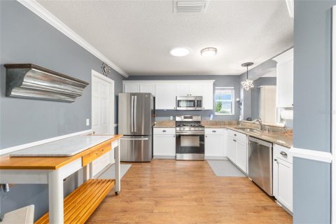 House in The Villages, Florida 2 bedrooms, 106.47 sq.m. № 1919673 - photo 8
