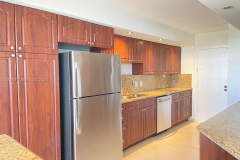 Condo in Hallandale Beach, Florida, 2 bedrooms  № 2042182 - photo 9