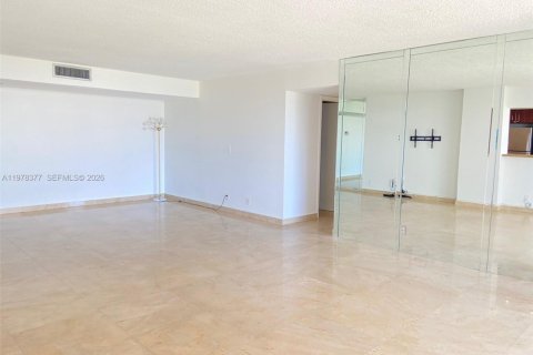 Condo in Hallandale Beach, Florida, 2 bedrooms  № 2042182 - photo 13