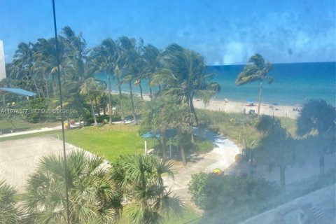 Condo in Hallandale Beach, Florida, 2 bedrooms  № 2042182 - photo 25
