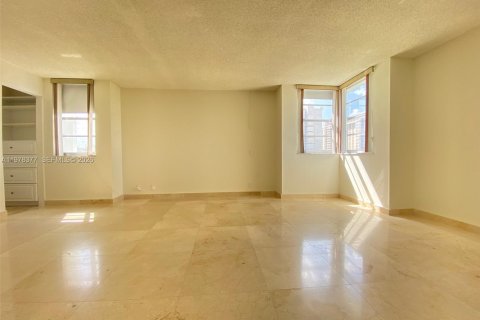 Condo in Hallandale Beach, Florida, 2 bedrooms  № 2042182 - photo 20