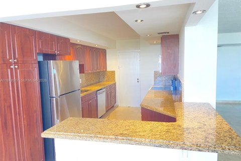 Condo in Hallandale Beach, Florida, 2 bedrooms  № 2042182 - photo 7