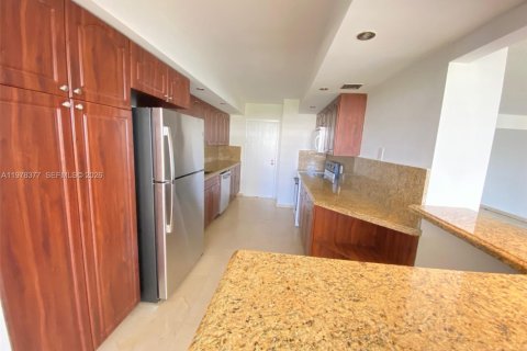 Condo in Hallandale Beach, Florida, 2 bedrooms  № 2042182 - photo 12
