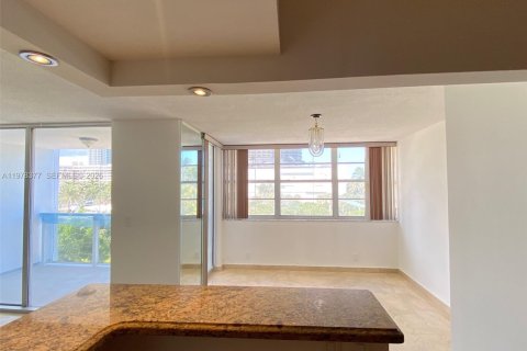 Condo in Hallandale Beach, Florida, 2 bedrooms  № 2042182 - photo 11