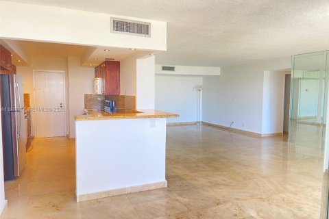 Condo in Hallandale Beach, Florida, 2 bedrooms  № 2042182 - photo 5