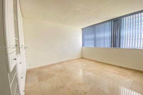 Condo in Hallandale Beach, Florida, 2 bedrooms  № 2042182 - photo 19
