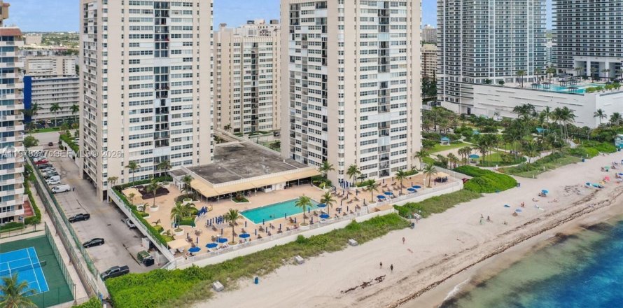 Condo in Hallandale Beach, Florida, 2 bedrooms  № 2042182