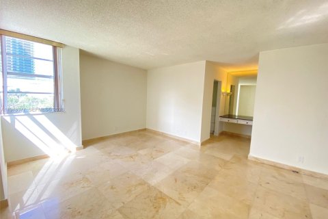 Condo in Hallandale Beach, Florida, 2 bedrooms  № 2042182 - photo 22