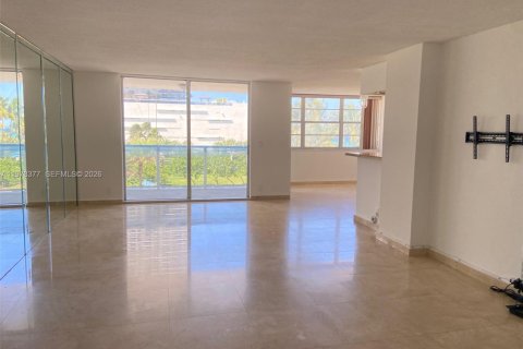 Condo in Hallandale Beach, Florida, 2 bedrooms  № 2042182 - photo 15