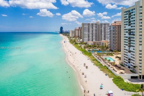 Condo in Hallandale Beach, Florida, 2 bedrooms  № 2042182 - photo 3