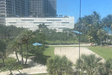 Condo in Hallandale Beach, Florida, 2 bedrooms  № 2042182 - photo 24